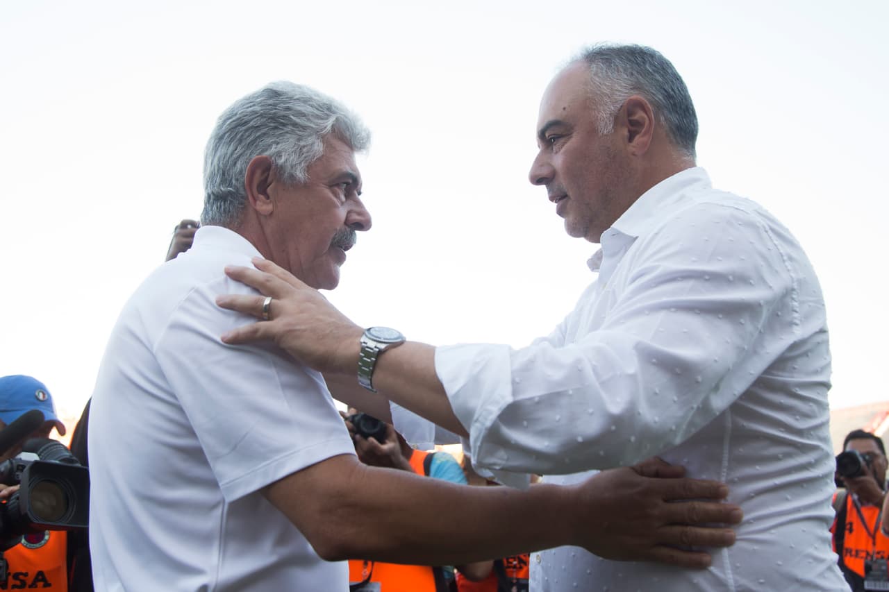 El saludo de protocolo entre 'Memo' Vázquez y el 'Tuca' Ferretti antes de que el juego diera inicio.