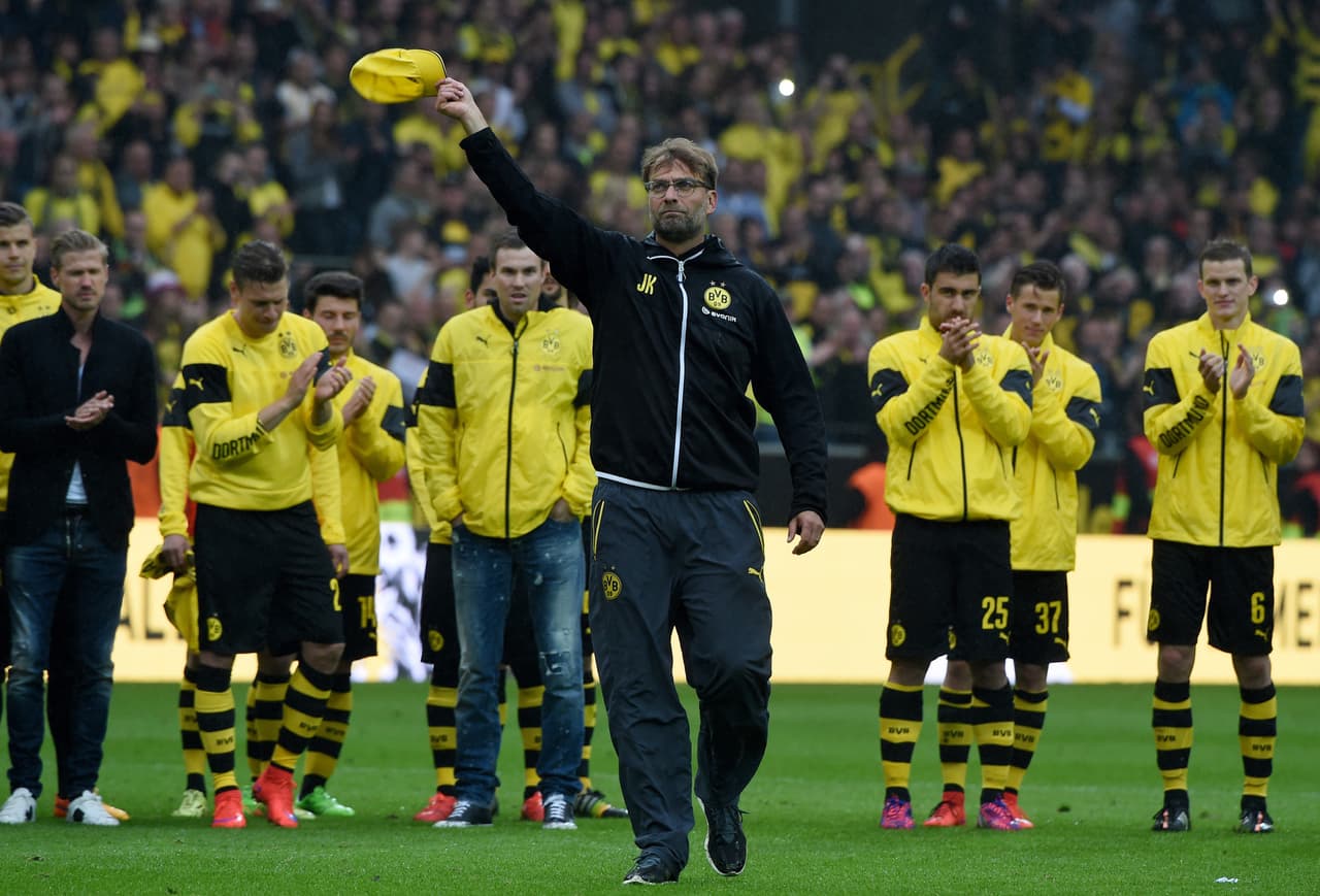 Juergen Klopp se despide tras dirigir su último partido con el Dortmund.