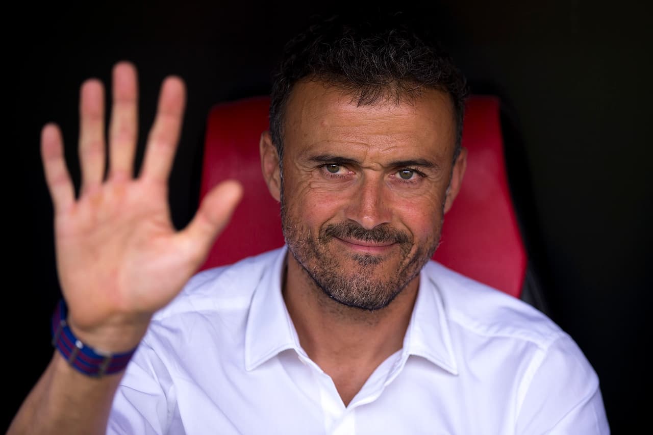 Luis Enrique levanta la mano para dirigir a la selección.