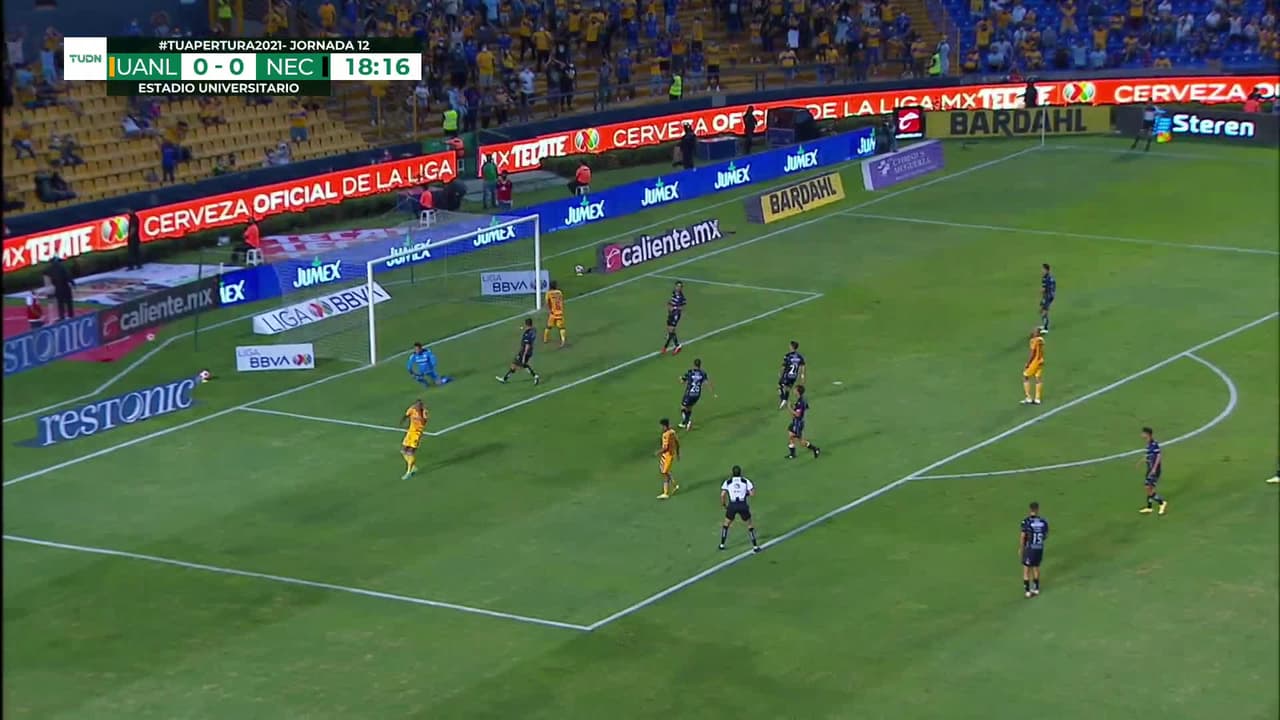 ¡TIRO ATAJADO! disparo por Javier Aquino.