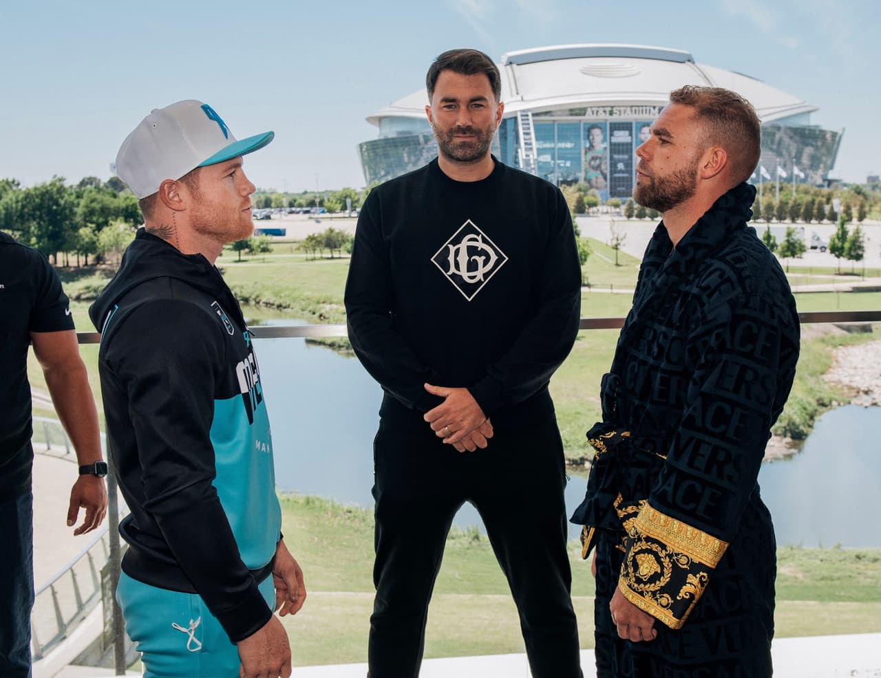 Saunders se mofa de Canelo en el careo: "Te encanta la carne"