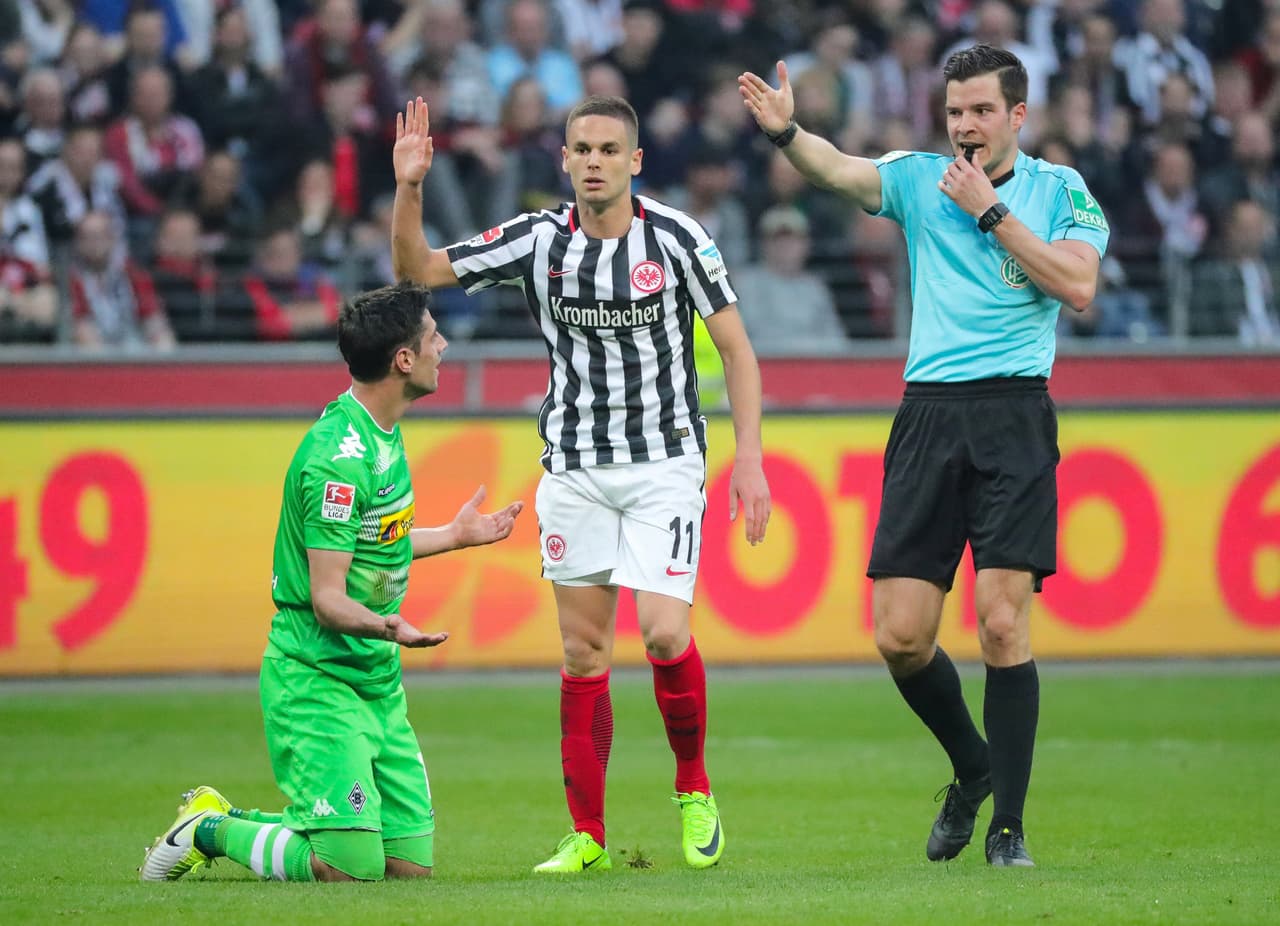 Eál rbitro del partido fue Harm Osmers, quien fue protestado en esta jugada por Lars Stindl (Borussia) ante la mirada de Gacinovic (Frankfurt).