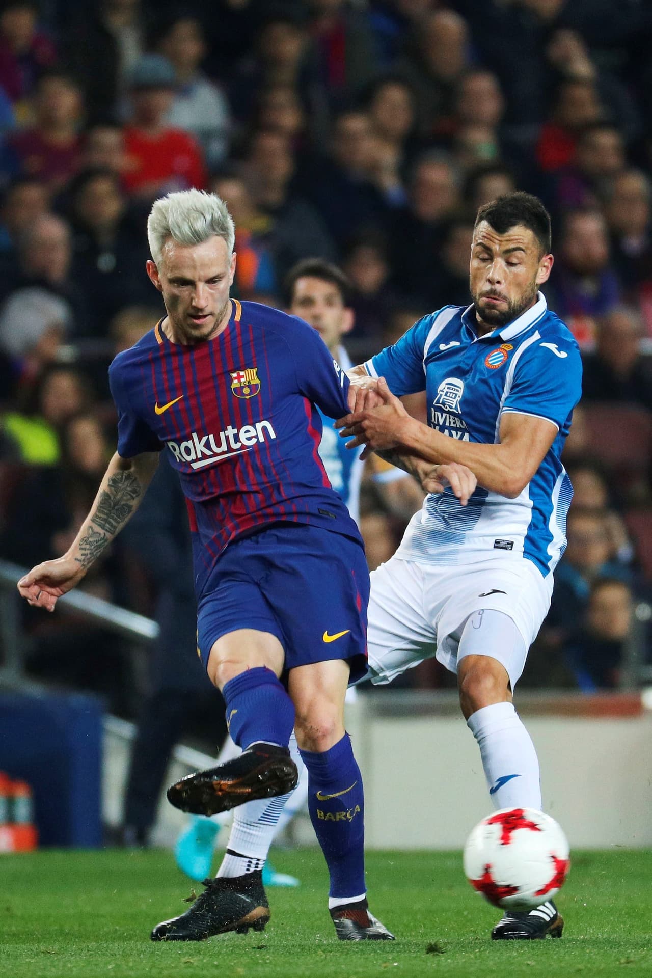 Uno de los hechos llamativos de la jornada fue el nuevo 'look' del croata Iván Rakitic con el color de su cabello.