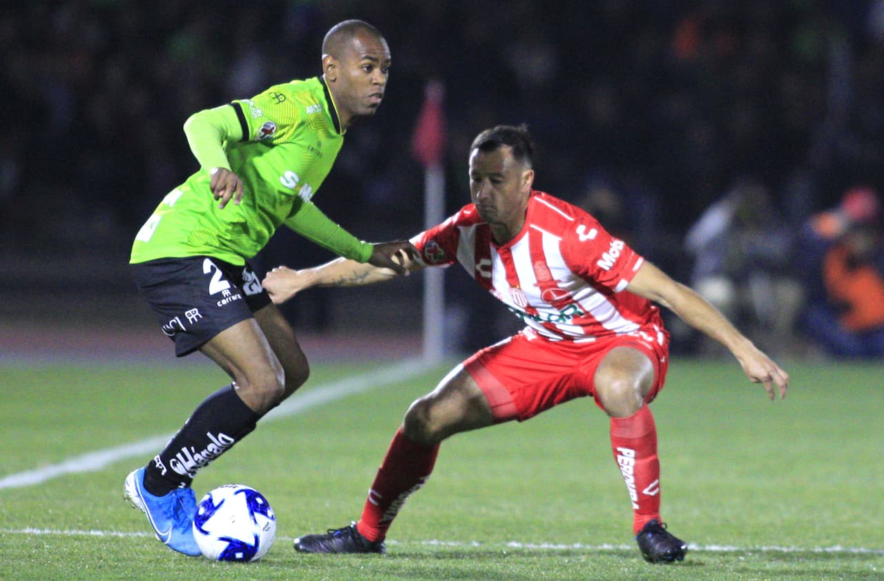 Victor Velázquez (39') y Martin Rabunal (48') le dan la tercera victoria del torneo a los Bravos.