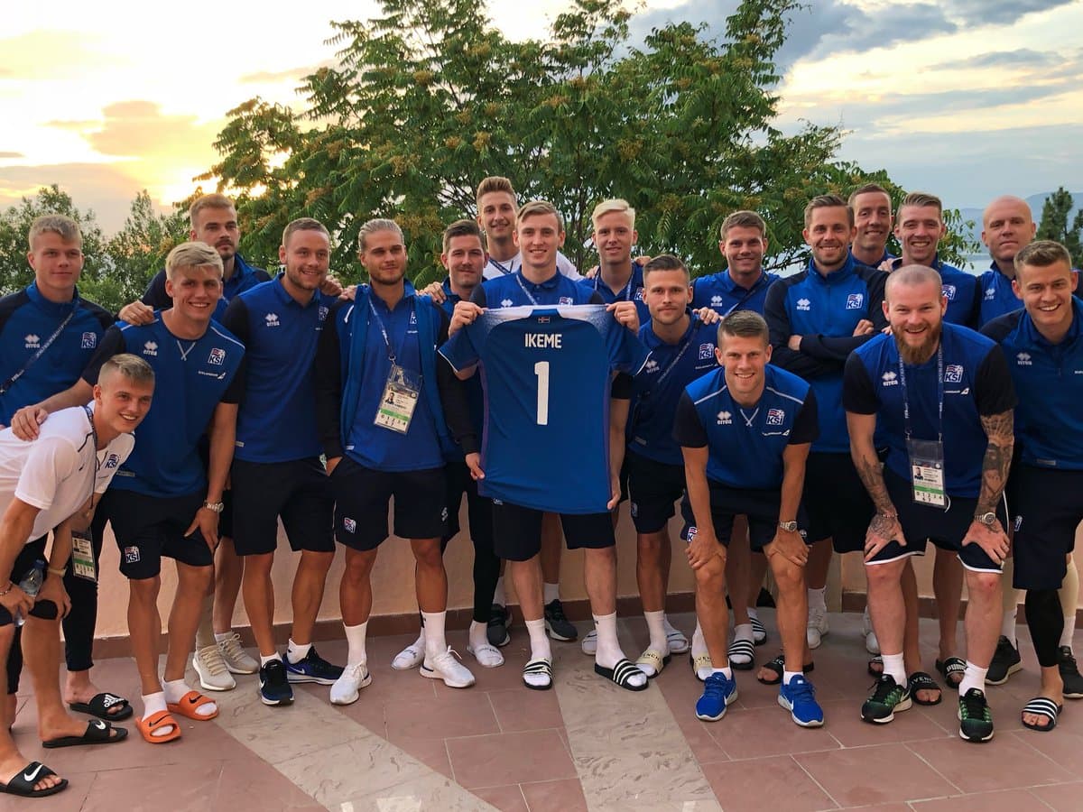 La plantilla de Islandia con la playera de Carl Ikeme enfermo de leucemia.
