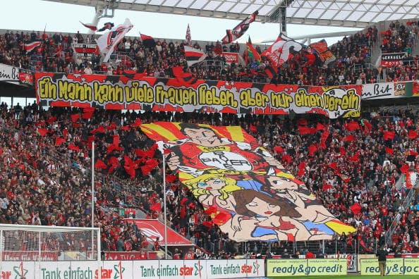 'Un hombre puede amar a muchas mujeres, pero solamente puede amar a un club', dice en alemán esta manta del Bayer Leverkusen.
