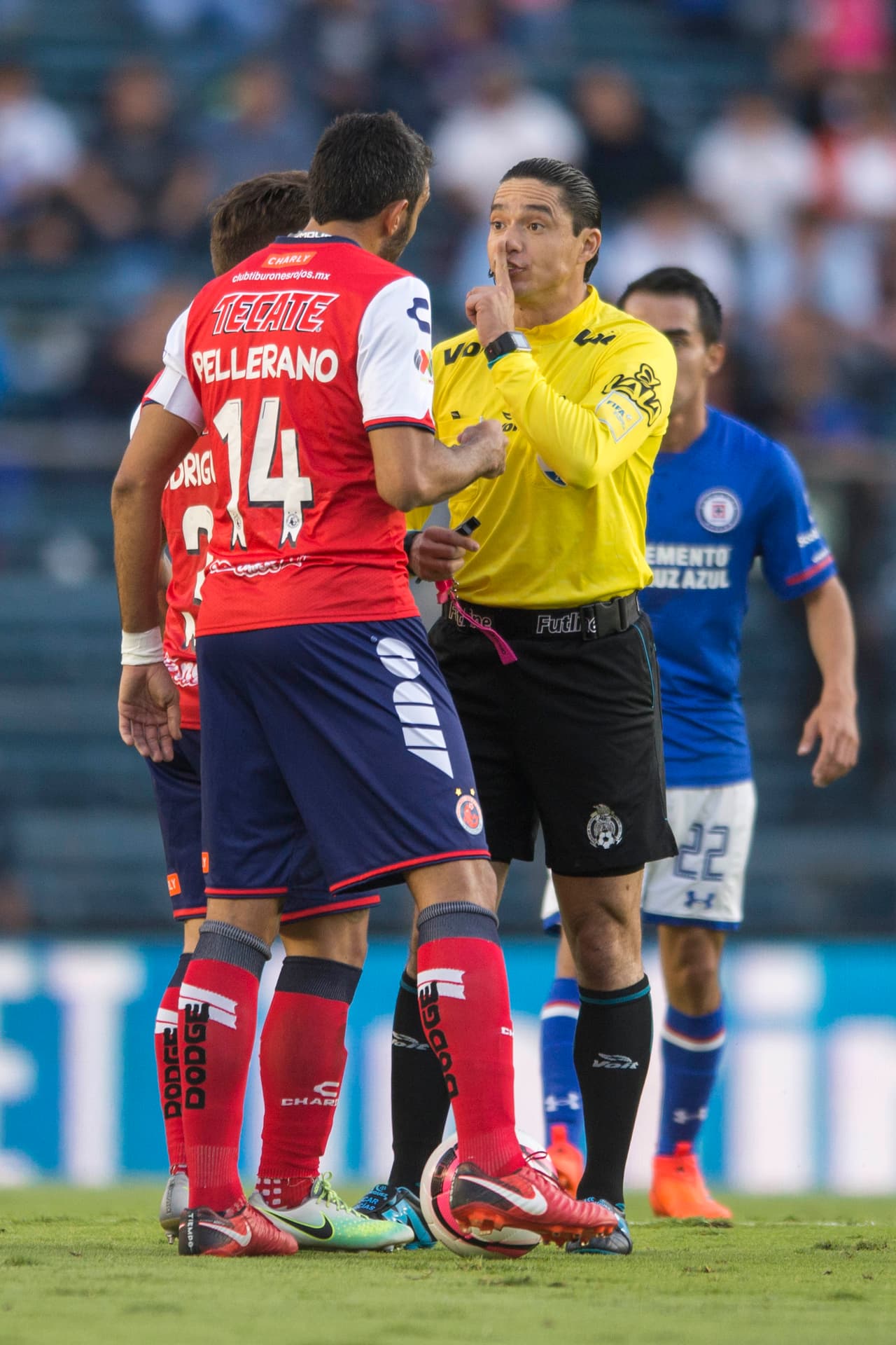 Fueron 7 tarjetas amarillas y una roja lo que necesitó Óscar Macías para mantener el control del juego. Al final la desesperación de Veracruz quedó de manifiesto con muchas jugadas violentas.