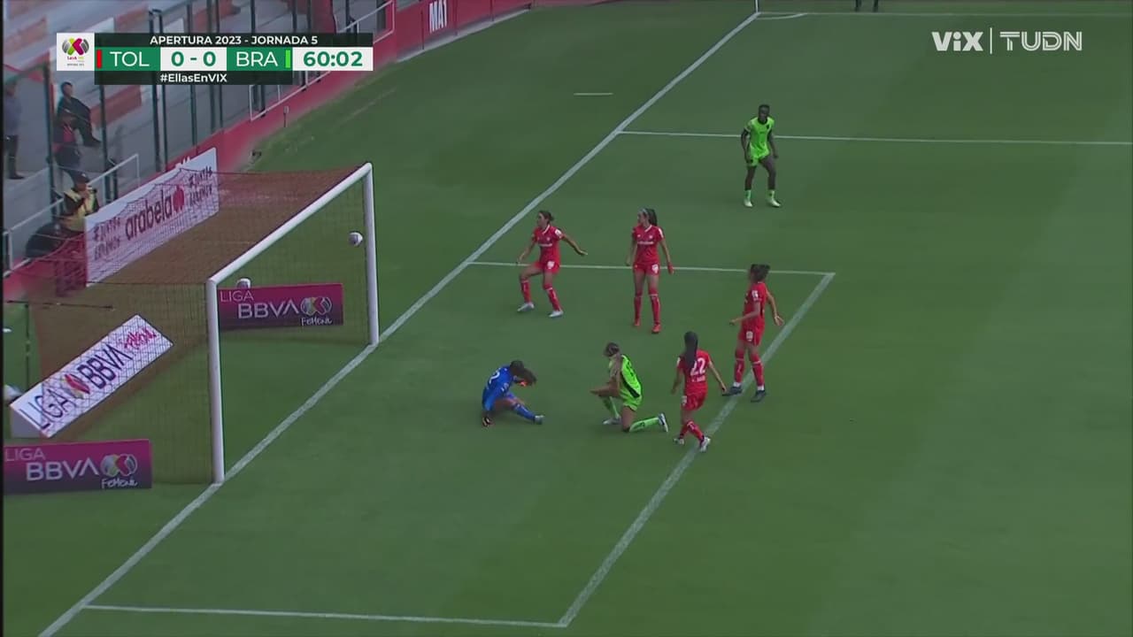 ¡Se salvan de milagro! Casarez le pega al balón que ataja Aguirre