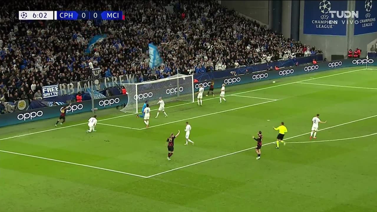 ¡TIRO ATAJADO! disparo por Julián Álvarez.