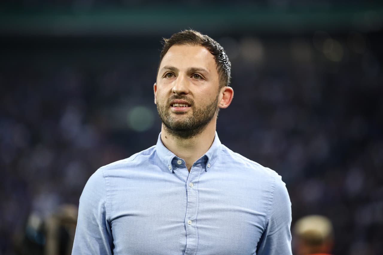 El italo-alemán Domenico Tedesco nunca llegó a jugar a gran nivel como futbolista, de hecho tiene estudios en Administración, pero desde que comenó su trayectoria como entrenador ha sorprendido.