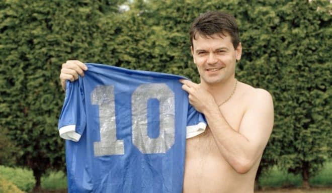 Steve Hodge posee la camiseta de Diego Maradona del Mundial 1986