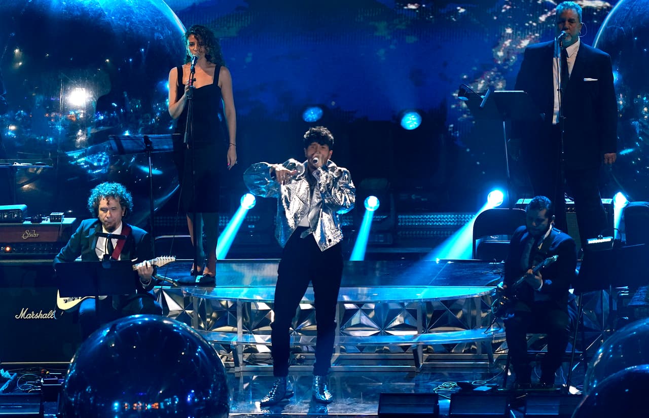 Estrellas como Natalia Lafourcade se llevo el mejor albúm, Residente recibió el premio a la canción del año y Alejandro Sanz fue el ganador de la grabación del año. Estos fueron los premios mas destacados de la noche.