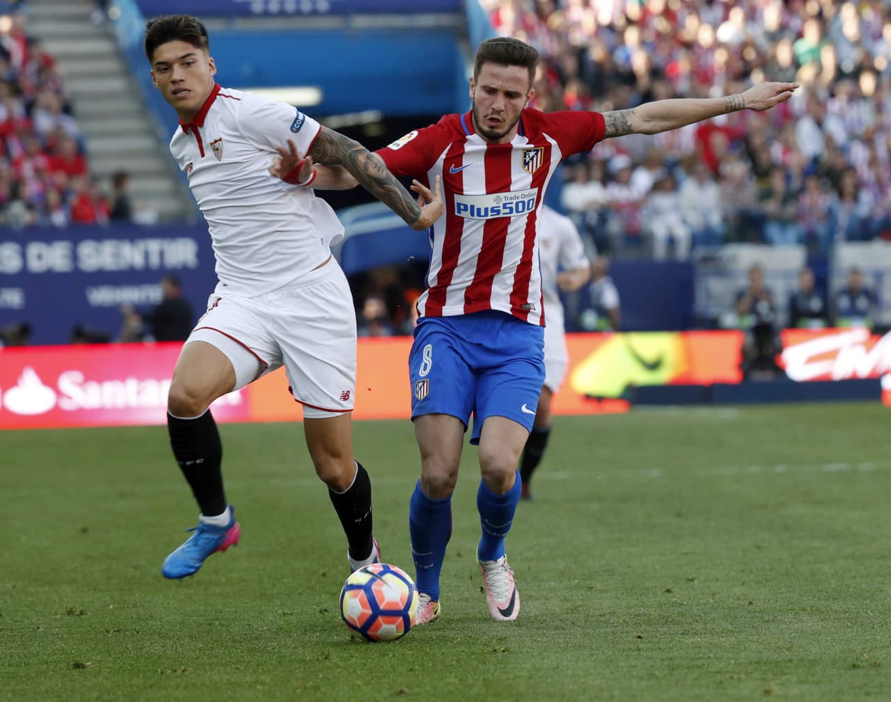 El inicio del Atlético fue potente. Lo tenía claro el equipo madrileño y lo intuía el Sevilla. Por eso, el primero propuso una velocidad trepidante en cada ataque, en cada presión, en cada transición, dispuesto para encerrar a su adversario. Y, por eso, el segundo lo esperó con prudencia, armado atrás, a la expectativa.