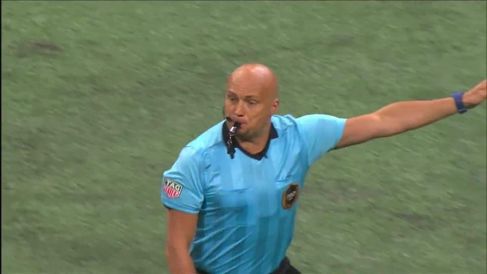 Arranca el partido y la pelota está en juego.