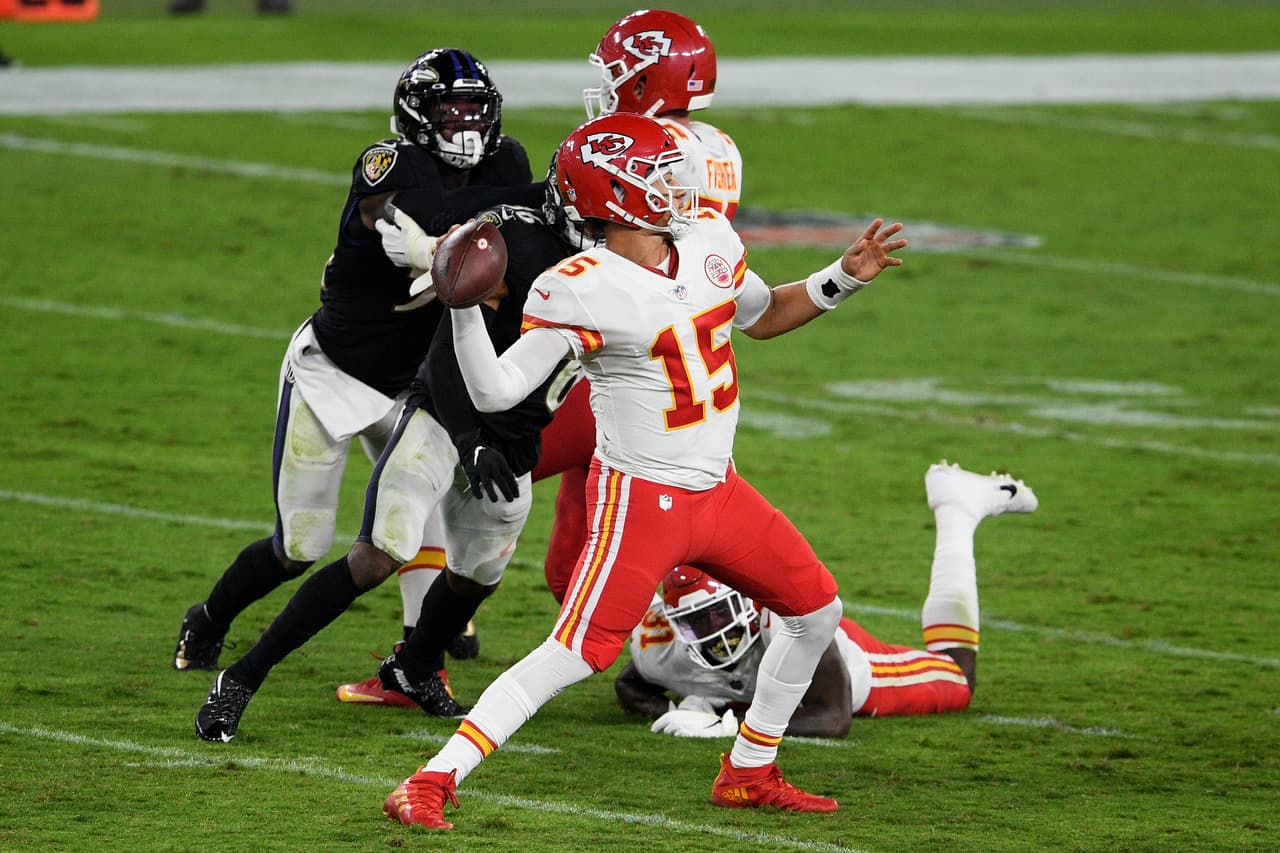 Patrick Mahomes supera las 350 yardas por aire, manda cuatro pases de touchdown y mete uno más por tierra en la victoria 34-20 sobre los Baltimore Ravens.