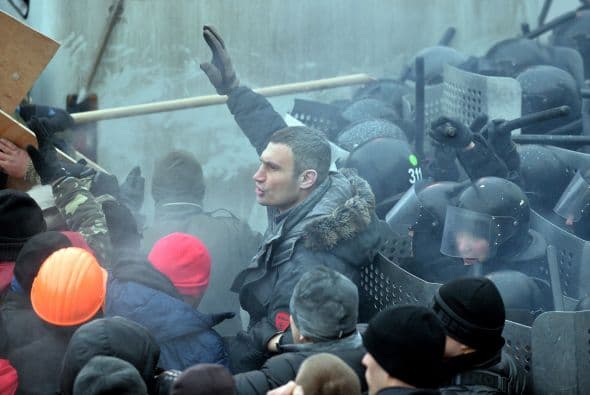 Vitali Klitschko ha servido también como muralla para evitar los choques violentos entre policia y ciudadanos. "No permitiré que este gobierno mentiroso humille a mi pueblo".