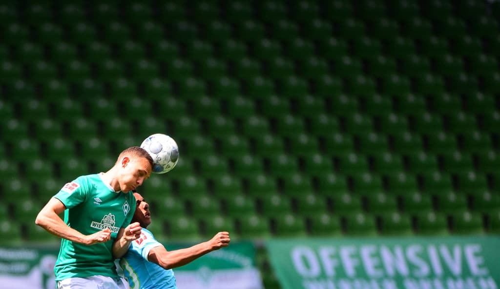 Maximilian Eggestein le gana el duelo aéreo a Jerome Roussillon del Wolfsburg.