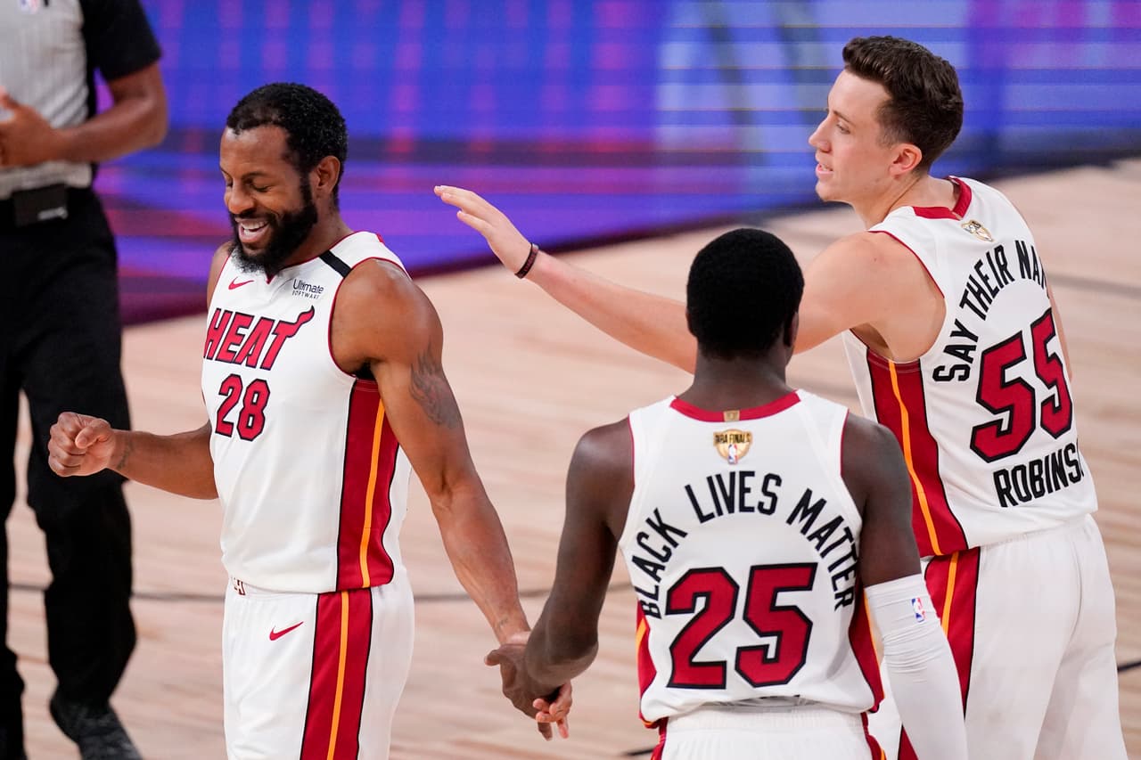 Los Lakers consiguen llevarse el sexto partido con un marcador de 106-93 sobre el Miami Heat, resuelven la serie y levantan el título número 17 de la franquicia.