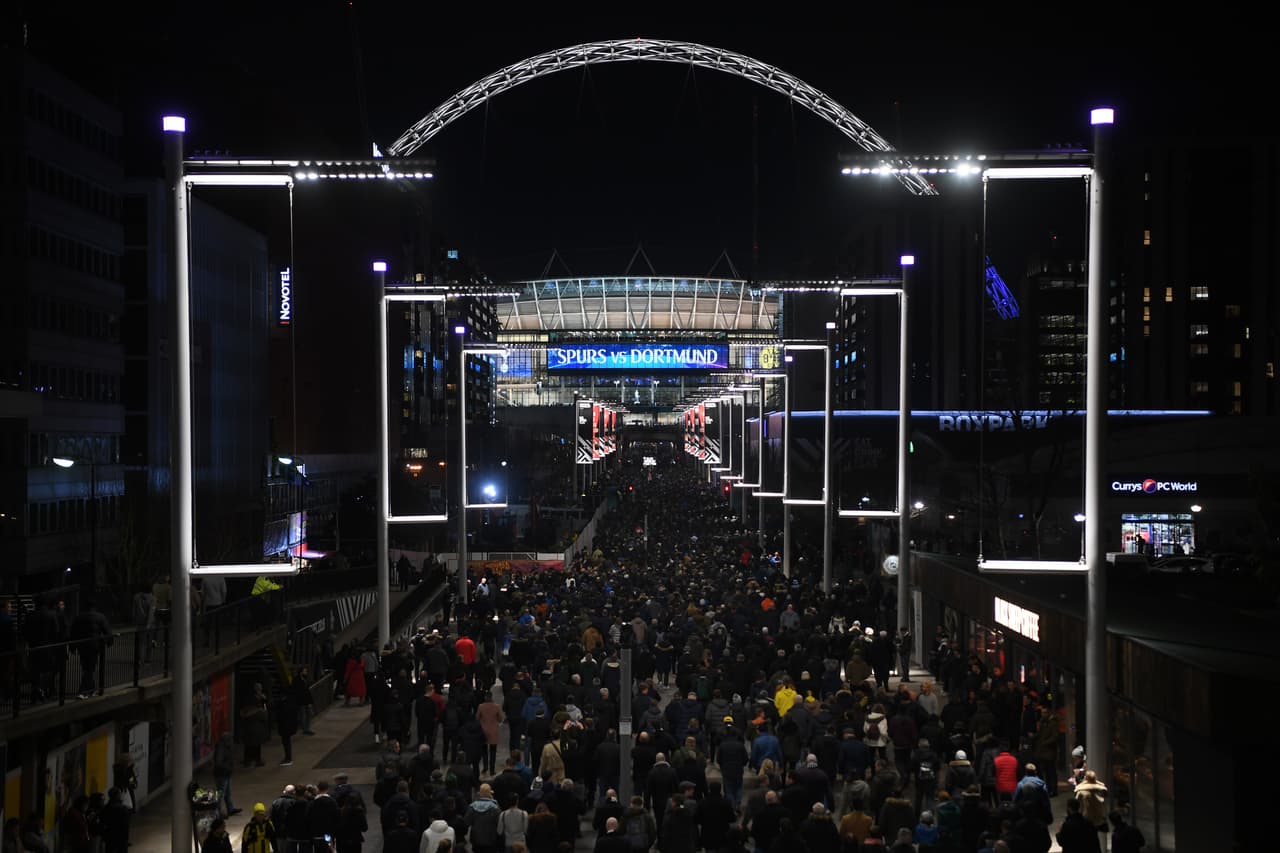 Los octavos de final de la UEFA Champions League llegaron este miércoles hasta Londres, al Estadio de Wembley, para vivir el duelo entre el Tottenham Hotspur y Borussia Dortmund. Miles de aficionados llegaron hasta el histórico recinto esperando no solo la victoria de su equipo, sino una tarde memorable de fútbol europeo.