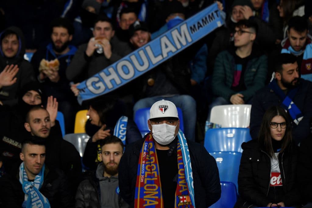 El seguidor del Sao Paulo tomó sus precauciones para disfrutar del encuentro.