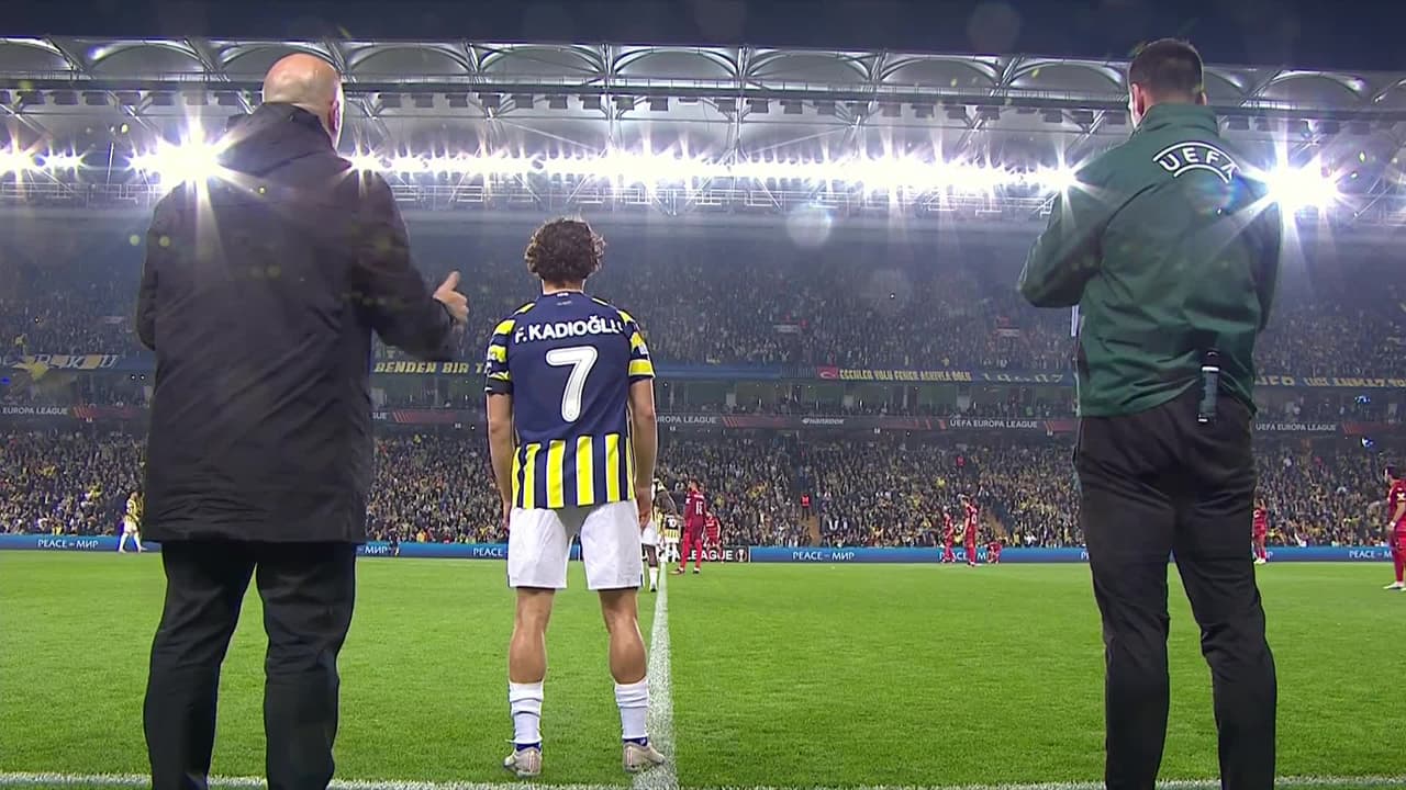 Arranca el partido y la pelota está en juego.
