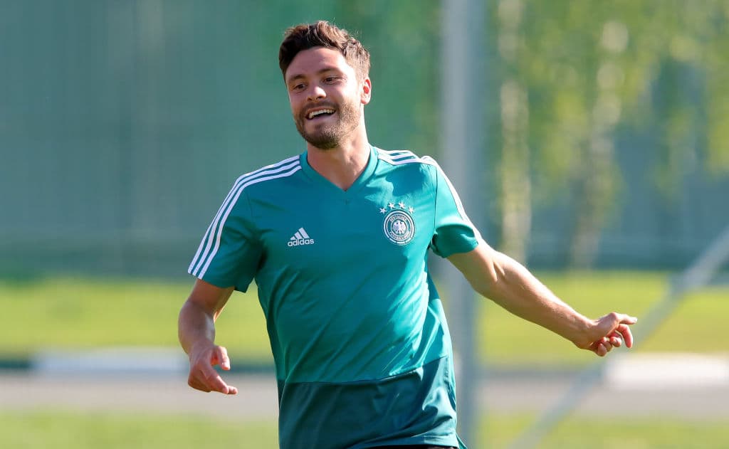 El defensa central del FC Köln, Jonas Armin Hector, se relaja mientras lleva a cabo una práctica ligera de cara al duelo inagugural en el Mundial para su selección ante México.