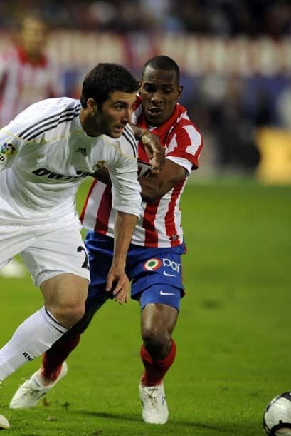 Costoso error de Perea. Se descuidó, Higuaín la quitó el balón y se fue solo a la portería rojiblanca.