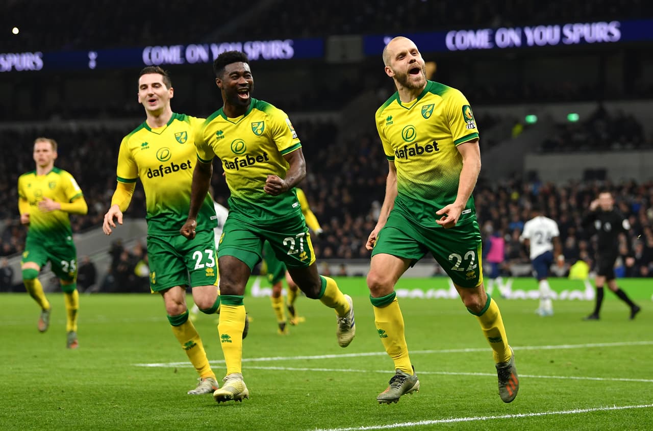 Tottenham 2-1 Norwich - Tottenham y Manchester United están empatados con 34 puntos. Norwich se mantiene en el último lugar de la tabla general con 17 unidades.