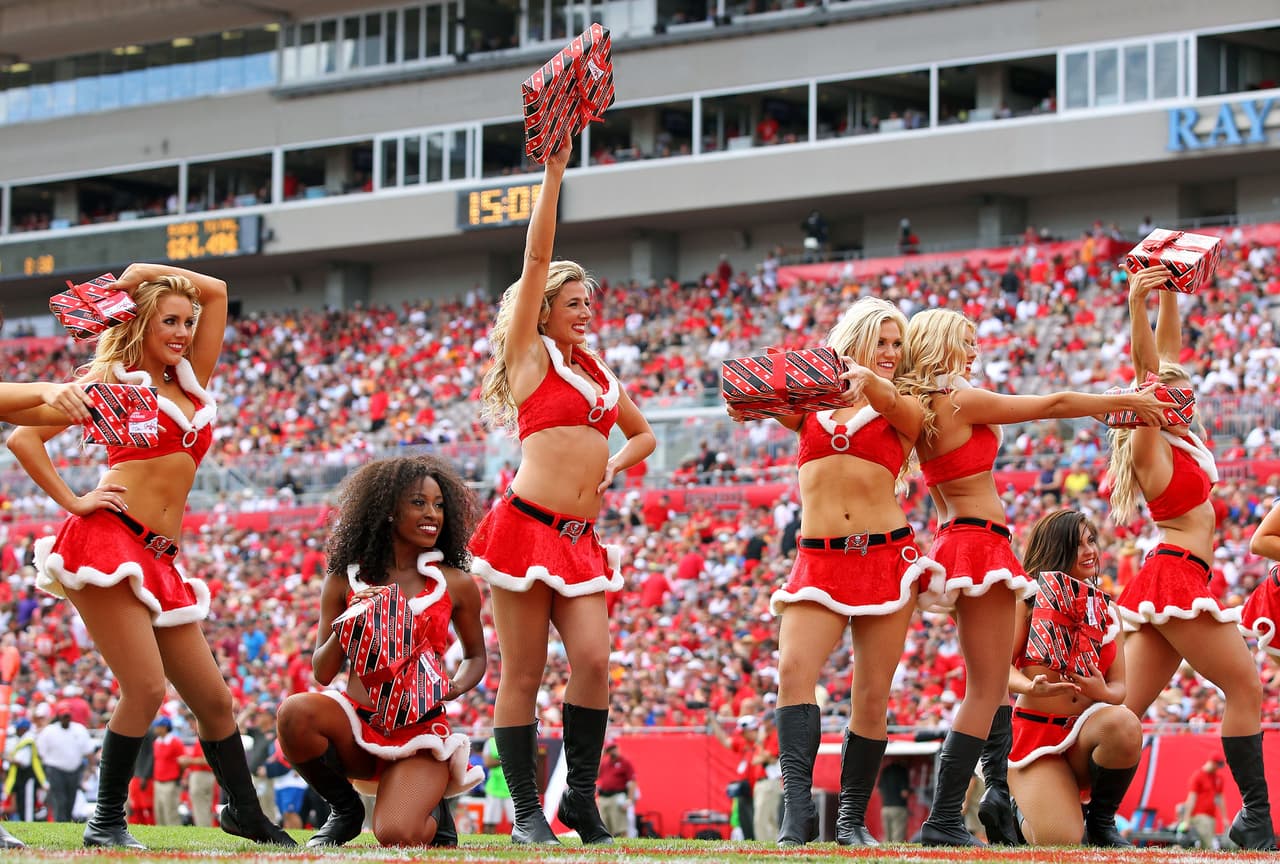 La Navidad ya está a la vuelta de la esquina y las porristas de los Buccaneers lucieron sus hermosos atuendos navideños. ¡Checa qué lindas se ven!