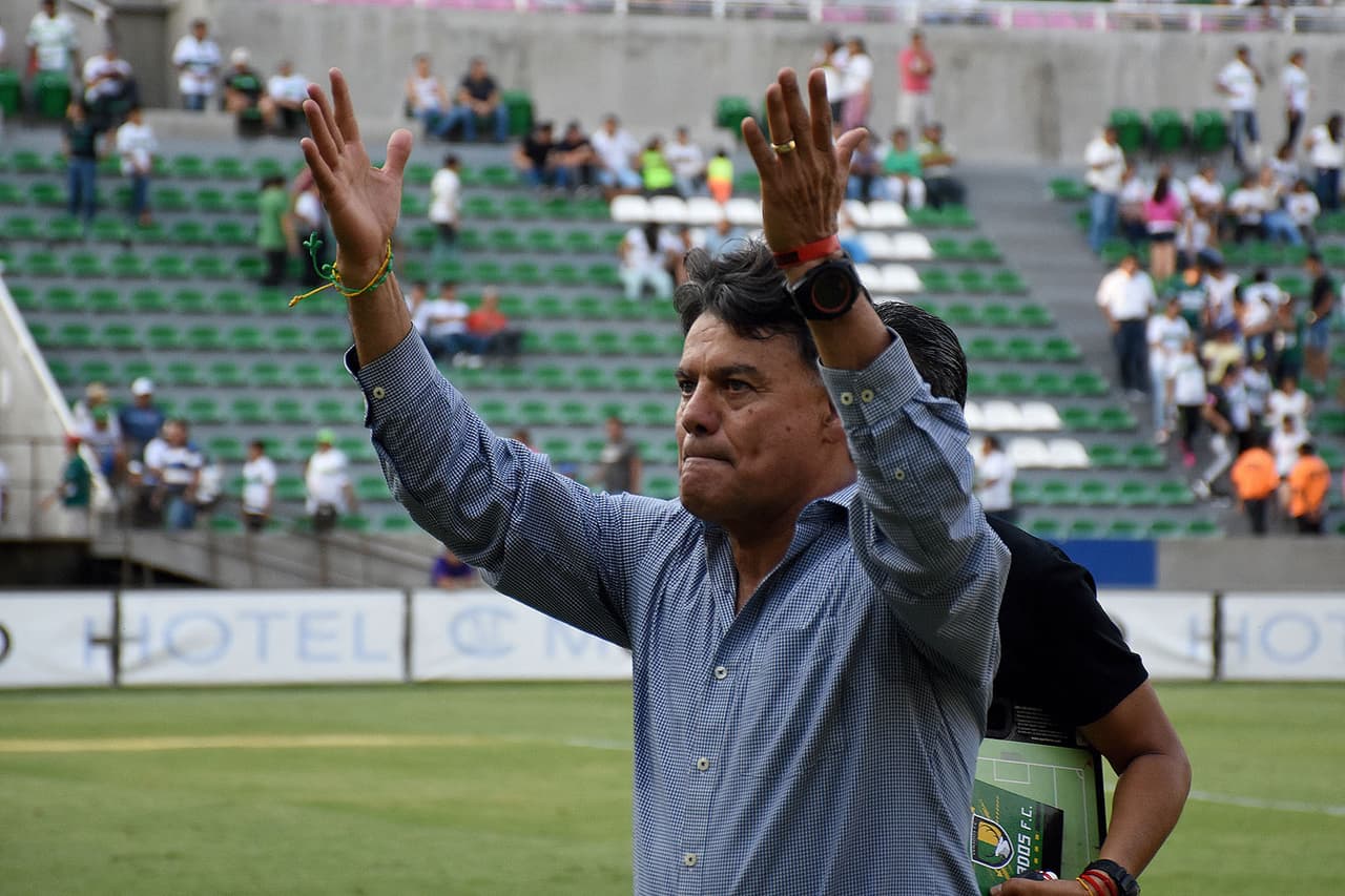 Y la otra cara de la moneda fue Sergio Orduña director tecnico del Mérida quien festeja el pase de su equipo a las Semifinales del Clausura 2019 de la Liga de Ascenso MX.
