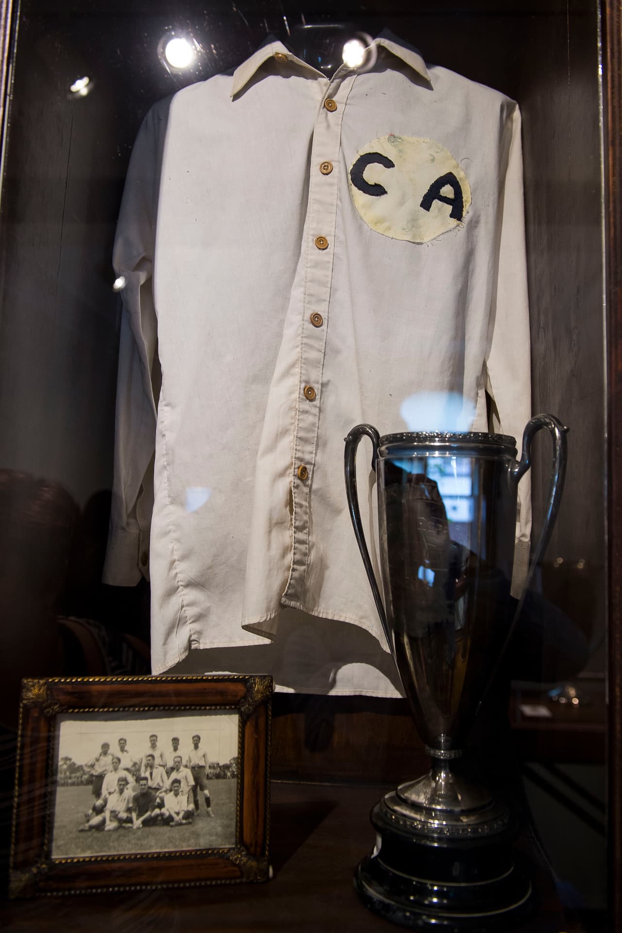 Incluso las playeras más antiguas con trofeos memorables hacen parte de esta muestra.