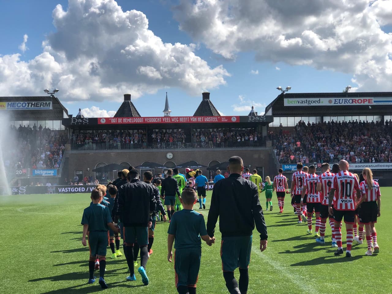 Ambas escuadras saliendo al campo durante la 5ta fecha de la Eredivise.