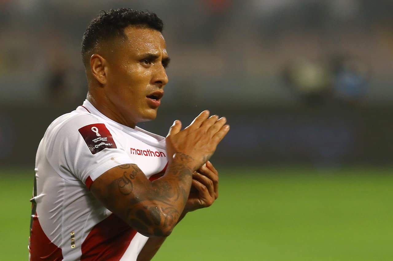 Perú encontraba el 2-0 de forma dramática en el suspiro de la primera parte cuando Yoshimar Yotún prendió en forma de tijera un servicio al segundo poste para vencer a Antony Silva.