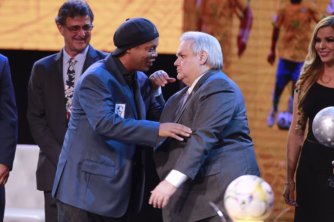 Ronaldinho fue la gran figura de la ceremonia de investidura al Salón de la Fama de la décima generación, en donde los grandes ausentes fueron Raúl González, Roberto Carlos, Fabio Cannavaro y Pia Sundhage.