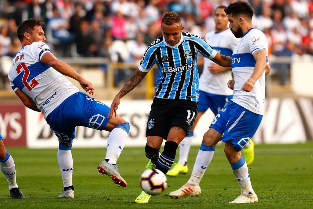 El atacante del Gremio de Porto Alegre se ha convertido en el nuevo deseo del Arsenal que está dispuesto a ofrecer nada menos que 40 millones de euros para cerrar su fichaje. Una interesante maniobra del equipo de Unai Emery por el extremo brasileño.
<br>