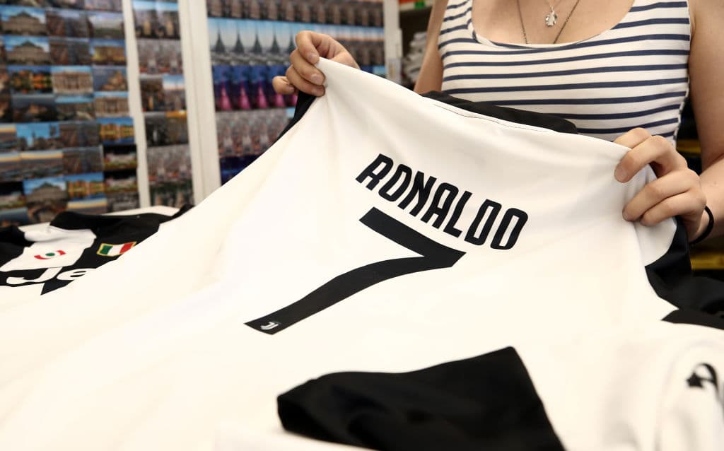 La camiseta 'Bianconera' que defenderá Cristiano Ronaldo, luego de ganar tres veces la Champions League además de otros trofeos y ser el goleador histórico del Real Madrid.