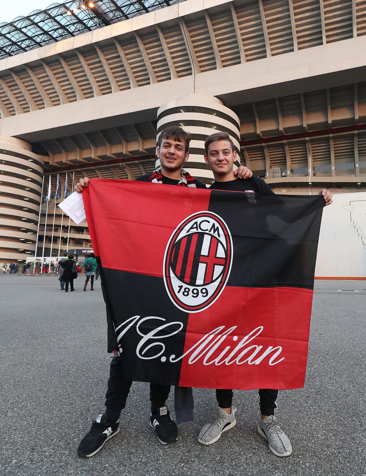 A pesar del mal momento, fueron varios los fanáticos milanistas que llegaron para apoyar al equipo.