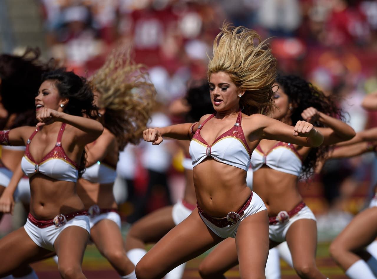 Ella es Kirsten, una belleza de segundo año de las Washington Redskins que podrás disfrutar con sus mejores tomas.