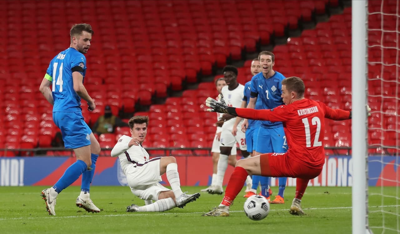 El cuadro inglés despachó a los islandeses 4-0 en Wembley; ambos terminaron su participación en la justa europea. | Rice (20’), Mount (24’) y Foden (80’, 84’) marcaron los tantos en la goleada. Islandia perdió sus seis encuentros de la fase de grupos; Inglaterra llegó a 10 unidades y concluyó en la tercera posición.