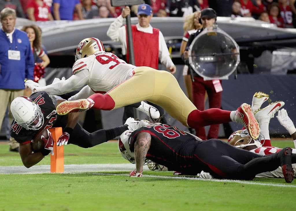 Los 49ers se confirman como candidatos al título, vencen 28-25 a los Cardinals que al final complicaron al equipo de Garoppolo.