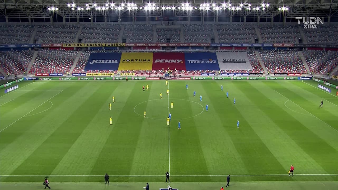 Arranca el partido y la pelota está en juego.