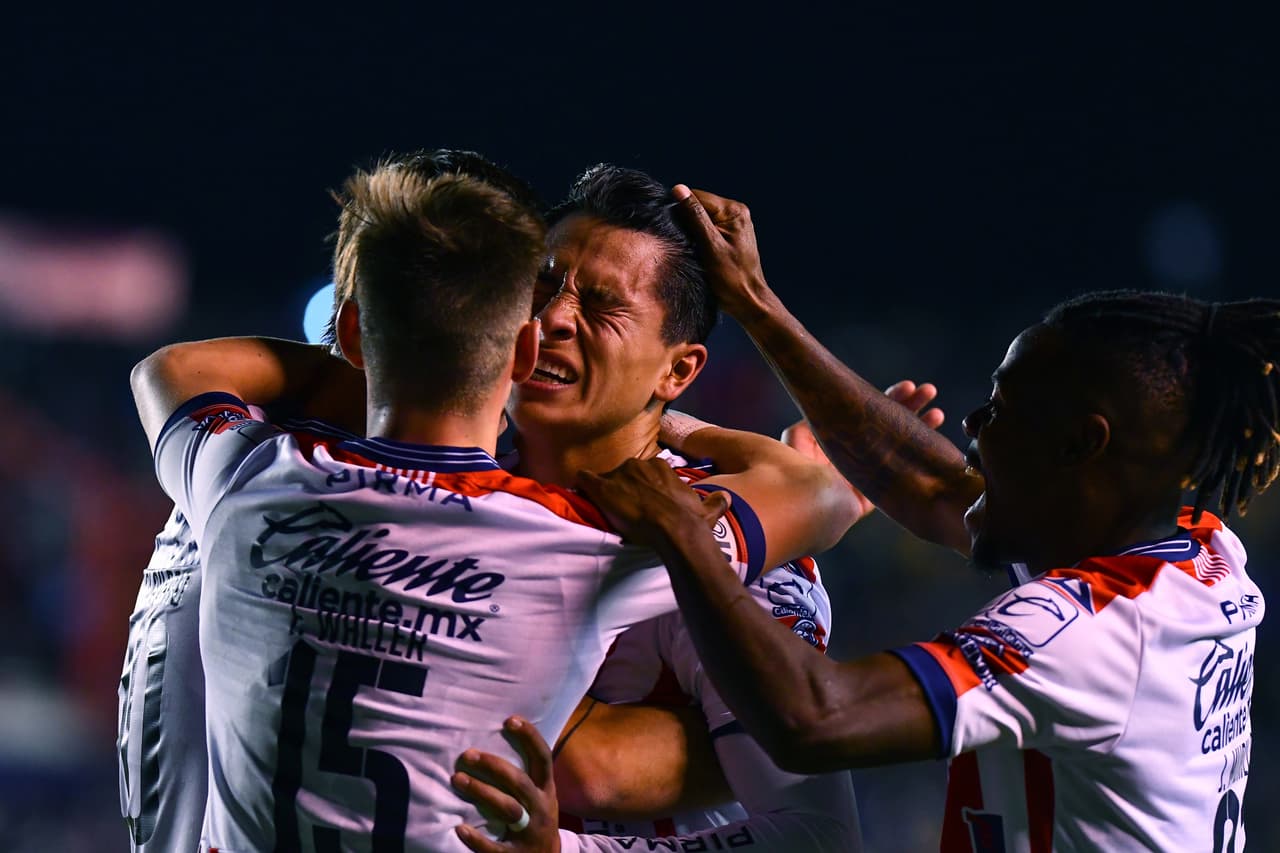 Leaño respira… Chivas tuvo una bravía reacción en el segundo tiempo y rescató el empate tras un inicio desastroso que Atlético de San Luis no supo sostener.