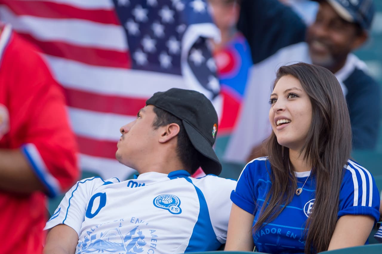 Ya en el estadio, la espera era más llevadera y la pareja dejaba pasar el poco tiempo.