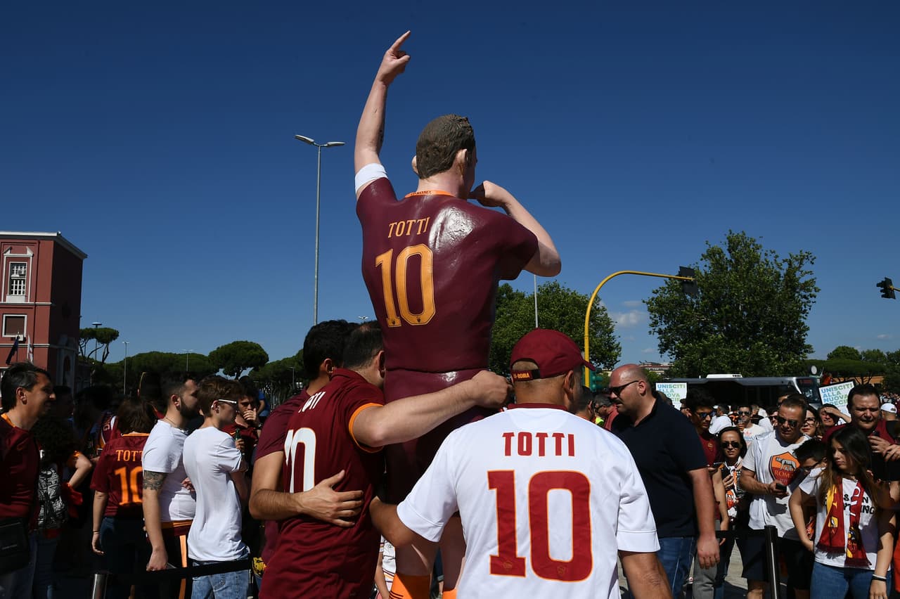Los fanáticos de Roma le dieron una cálida despedida a Francesco Totti, el eterno capitán, en su despedida del fútbol profesional. Todos vistieron el '10', llevaron pancartas y posaron con una estatua y aclamaron al jugador, que fue suplente contra Genoa pero entró en el triunfo 3-2, en su último juego tras 24 años con el equipo.
