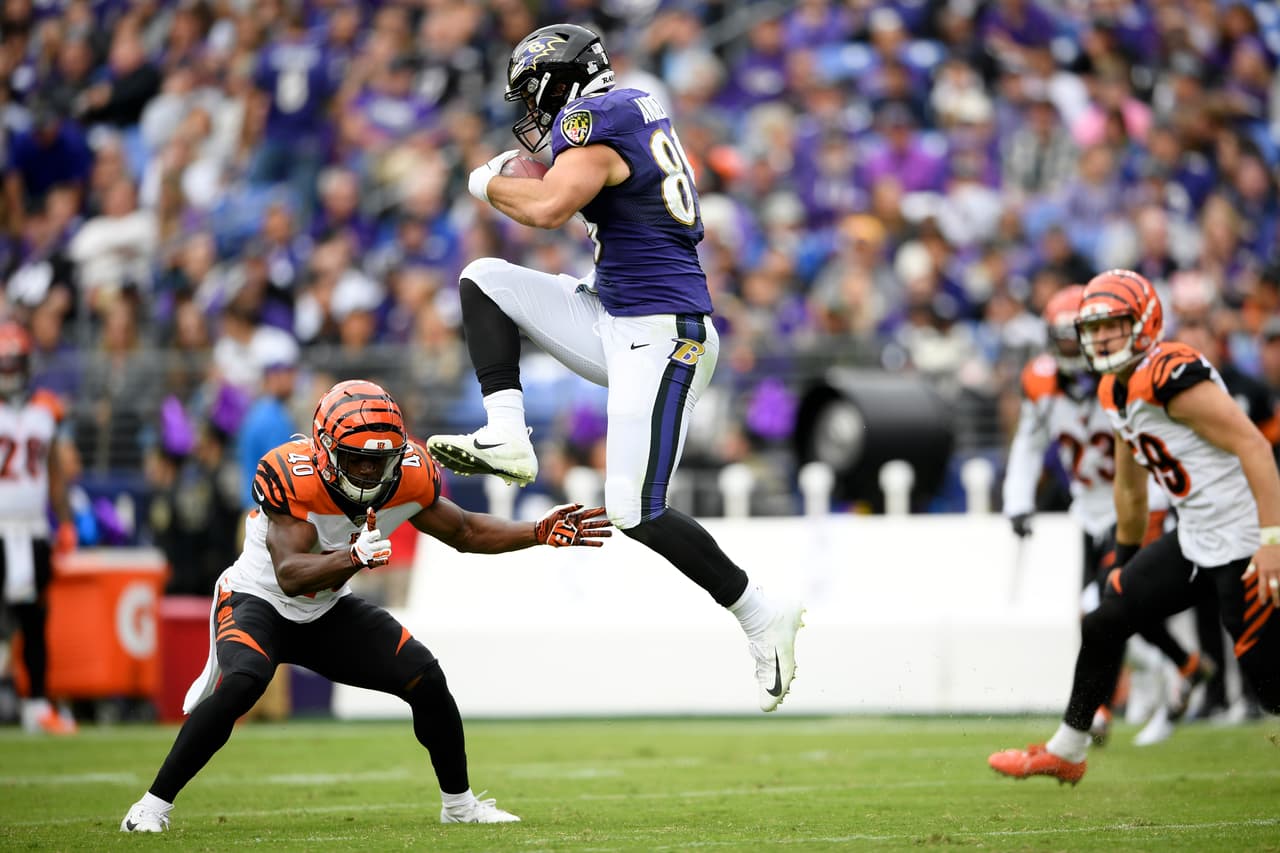 Bengals 17-23 Ravens. Tremendo salto de Mark Andrews sobre Brandon Wilson, defensor de los Bengals.