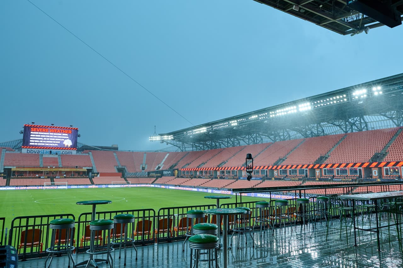La lluvia se hizo presente en el BBVA Stadium.