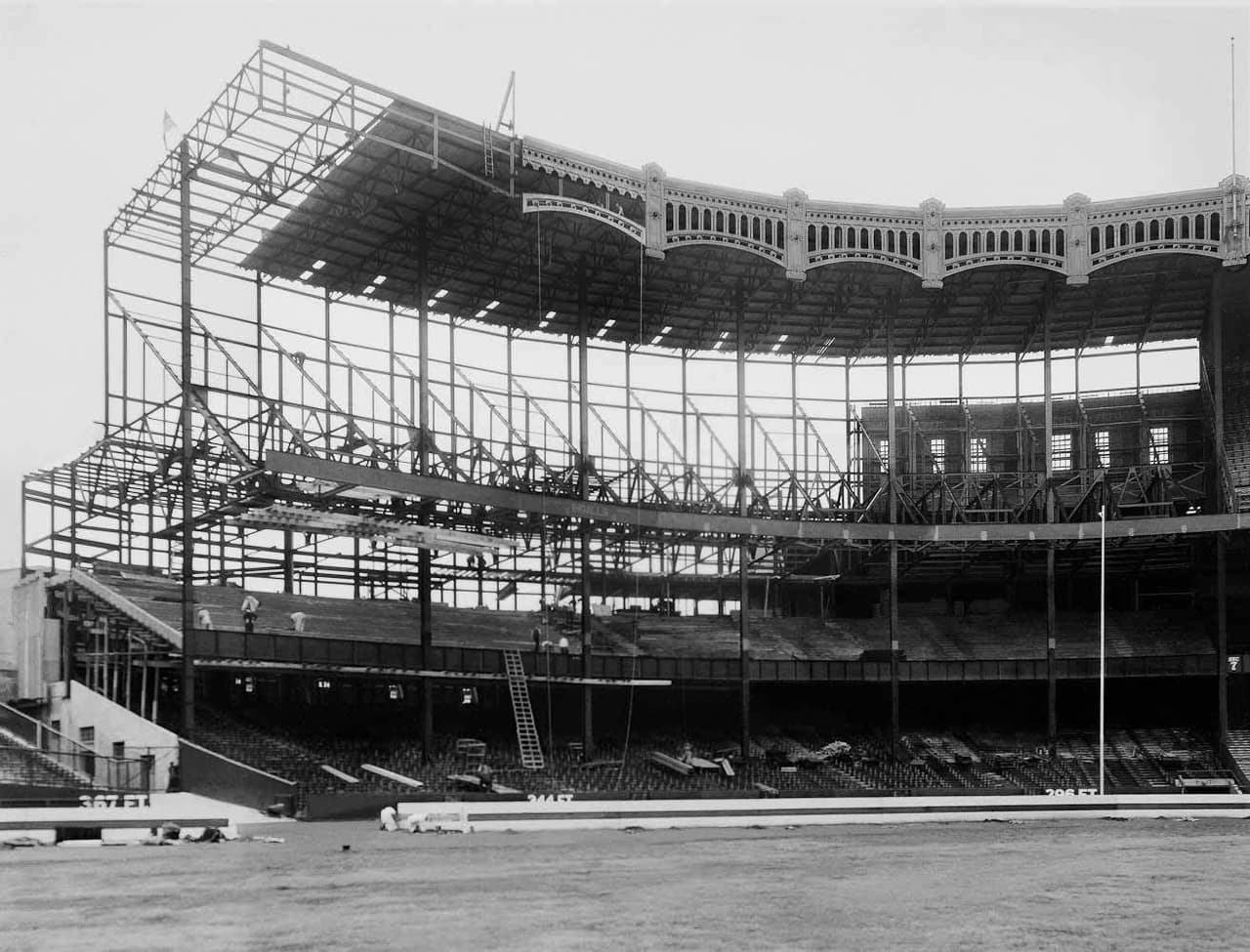Yankee Stadium fue un gigantesco estadio de tres pisos con forma de herradura que fue el primero en llamarse estadio.