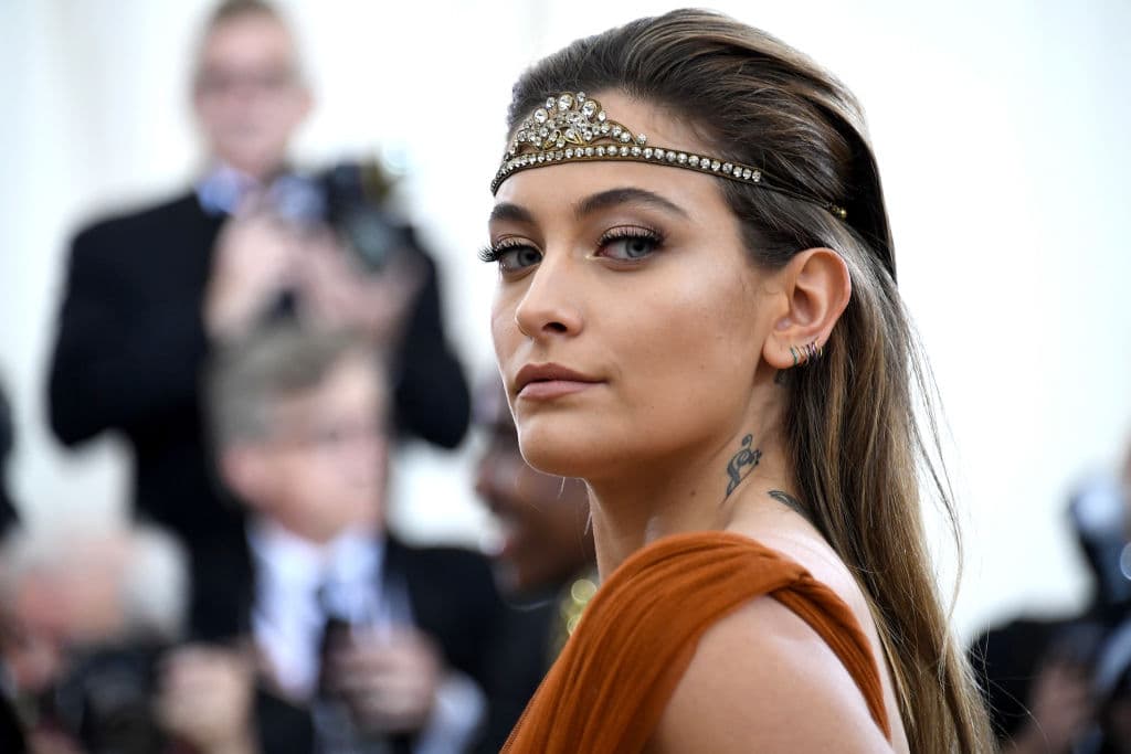 Mientras busca consolidarse en la música, Paris Jackson continúa desfilando en las pasarelas.