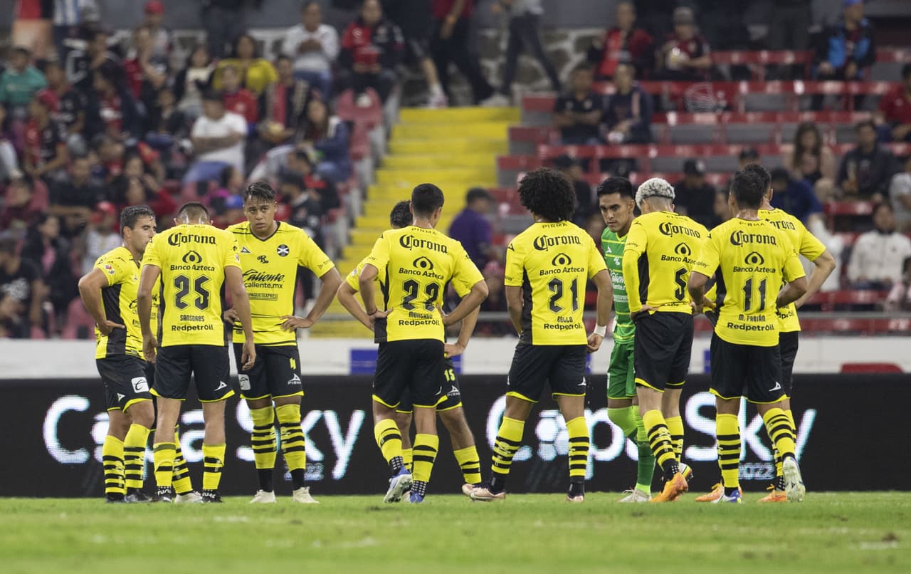 Mazatlán se fue al descanso con una derrota por la mínima y los jugadores se reunieron en el campo para conversar.