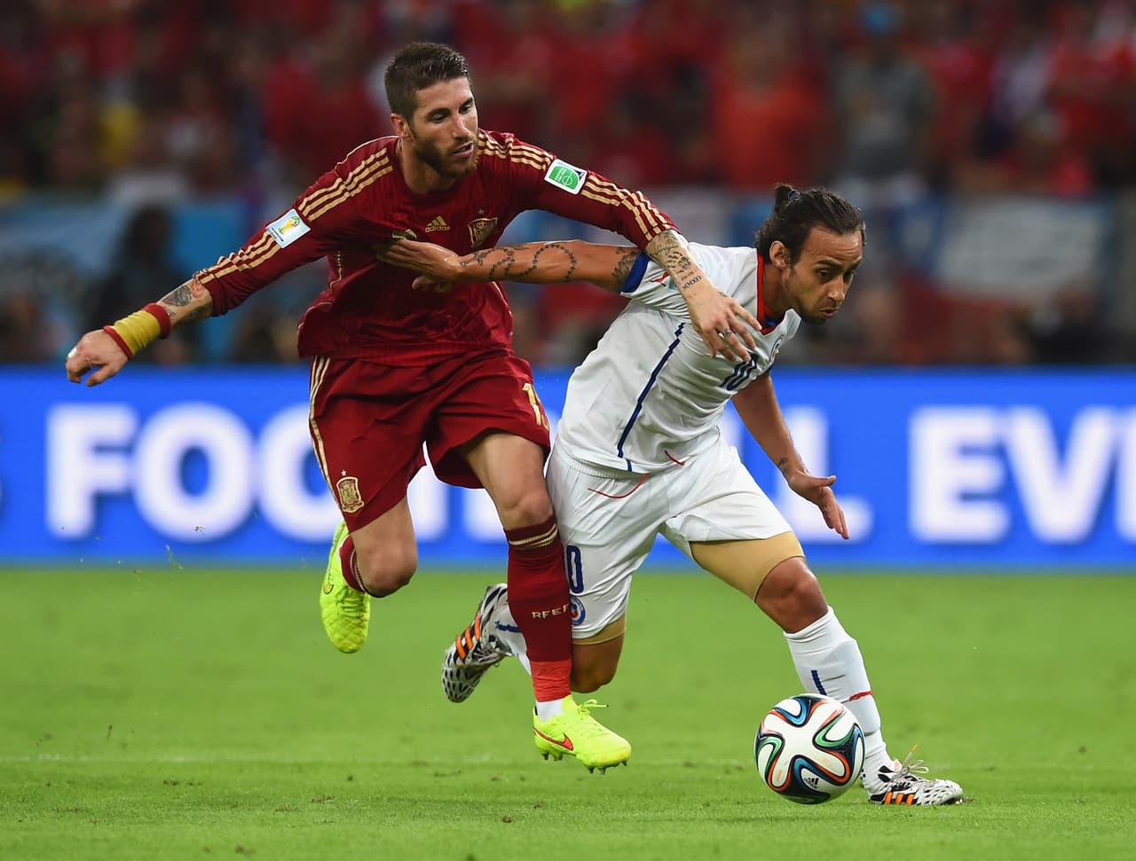 Los zagueros centrales deben hacerle una marca pegajosa para evitar que Valdivia se adueñe de la pelota.